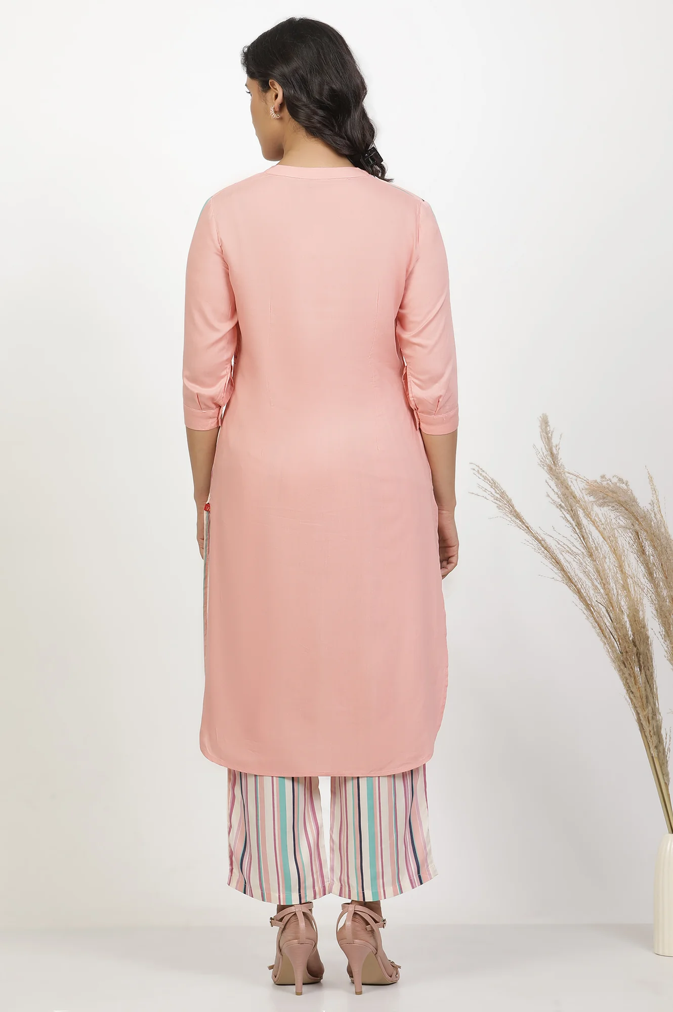 Peach Multi-Coloured Kurta And Parallel Pants Set - Image 4