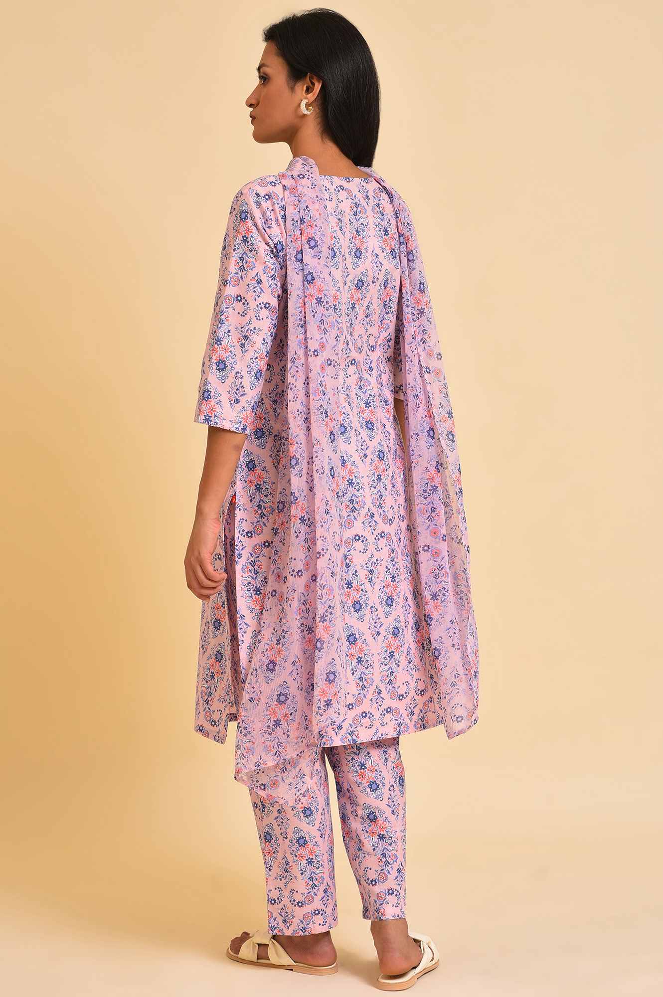 Pink Floral Printed kurta, Pants & Dupatta Set - Image 2