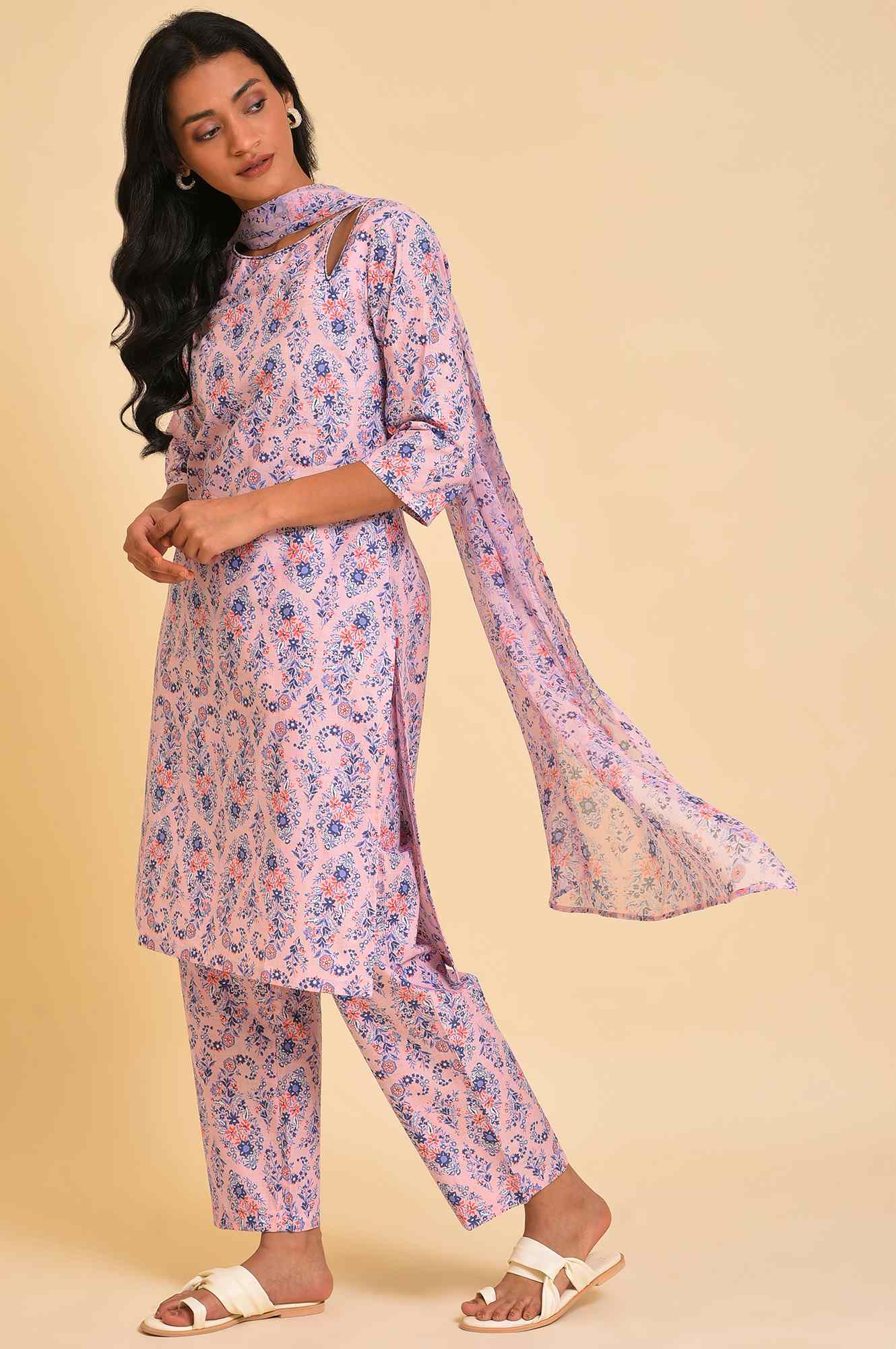 Pink Floral Printed kurta, Pants & Dupatta Set - Image 3