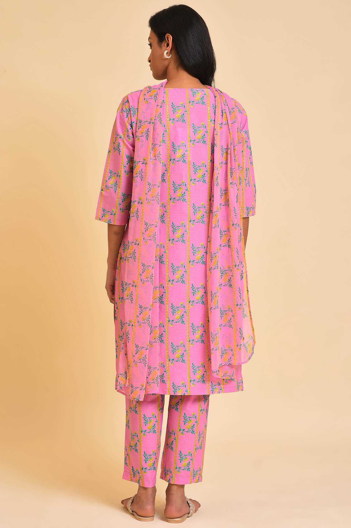 Pink Floral Printed kurta, Pants & Dupatta Set - Image 2