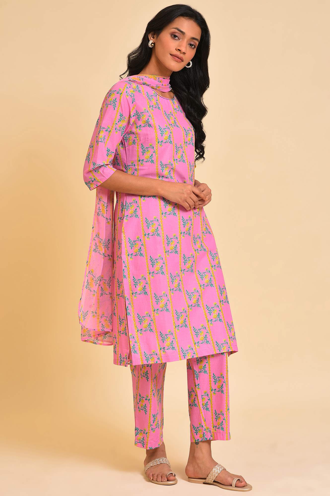 Pink Floral Printed kurta, Pants & Dupatta Set - Image 4