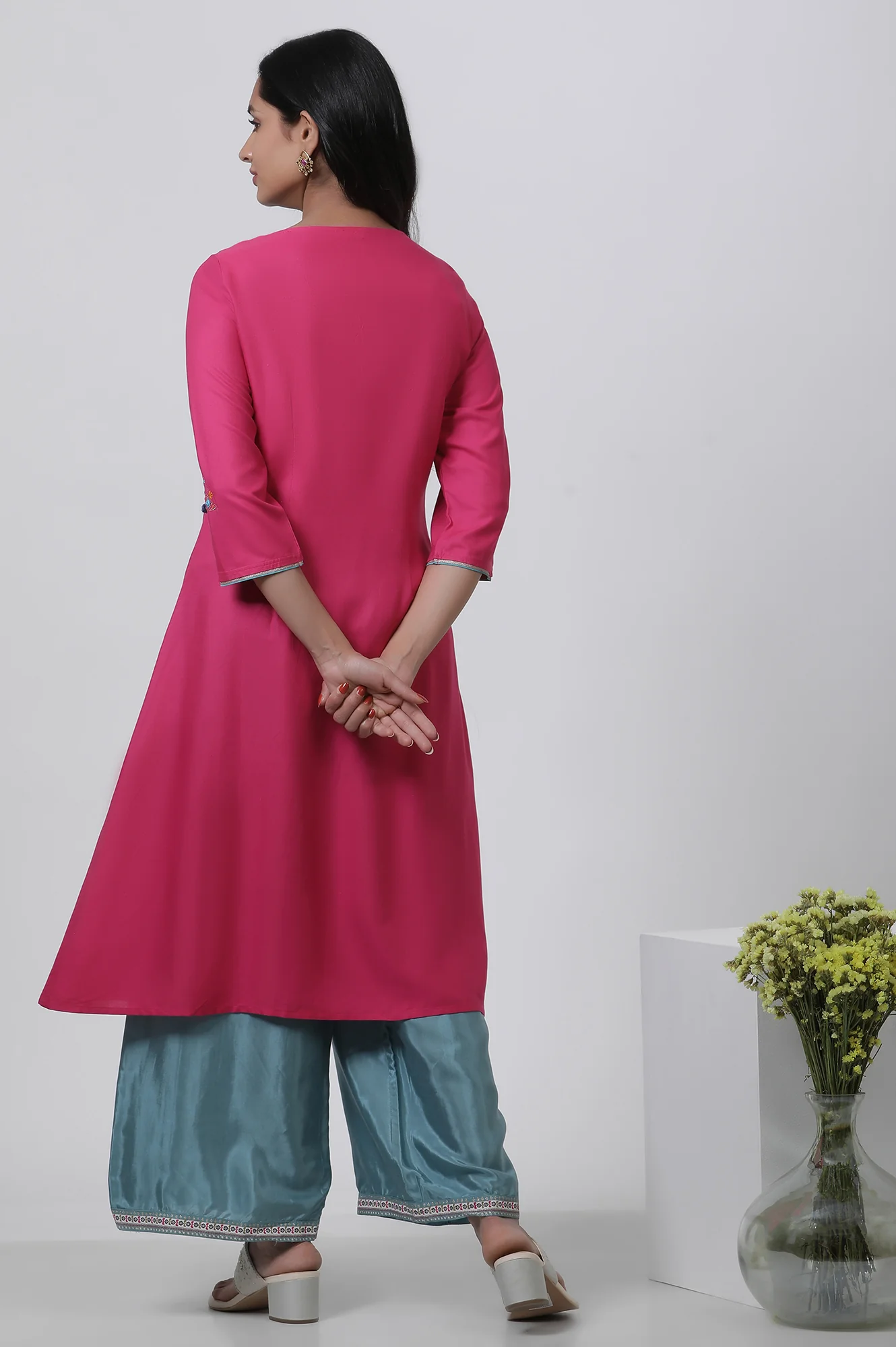 Pink Placement Printed Kurta And Pants Set - Image 4
