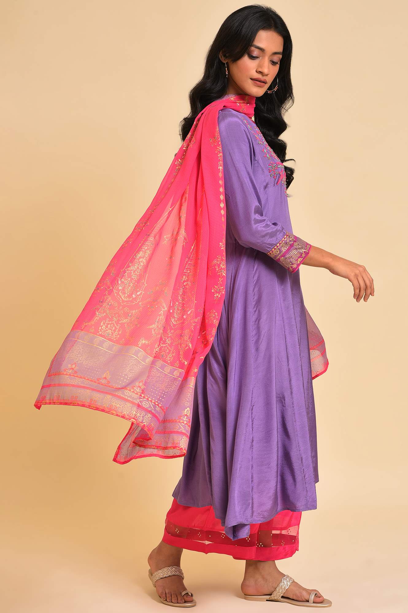 Purple Embroidered kurta, Pants And Dupatta Set - Image 4