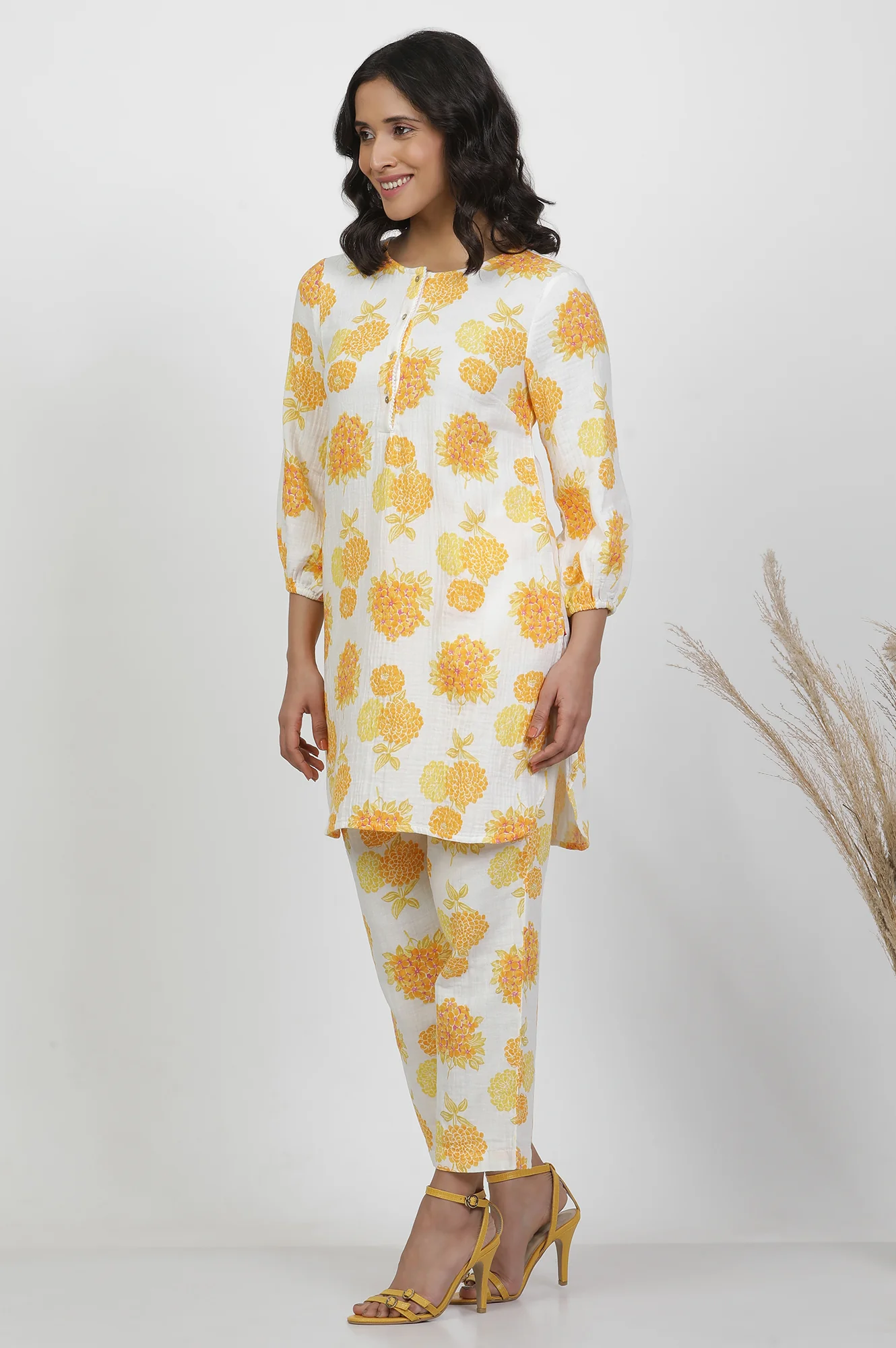 White And Yellow Bold Floral Printed Kurta And Pants Co-Ord Set - Image 3