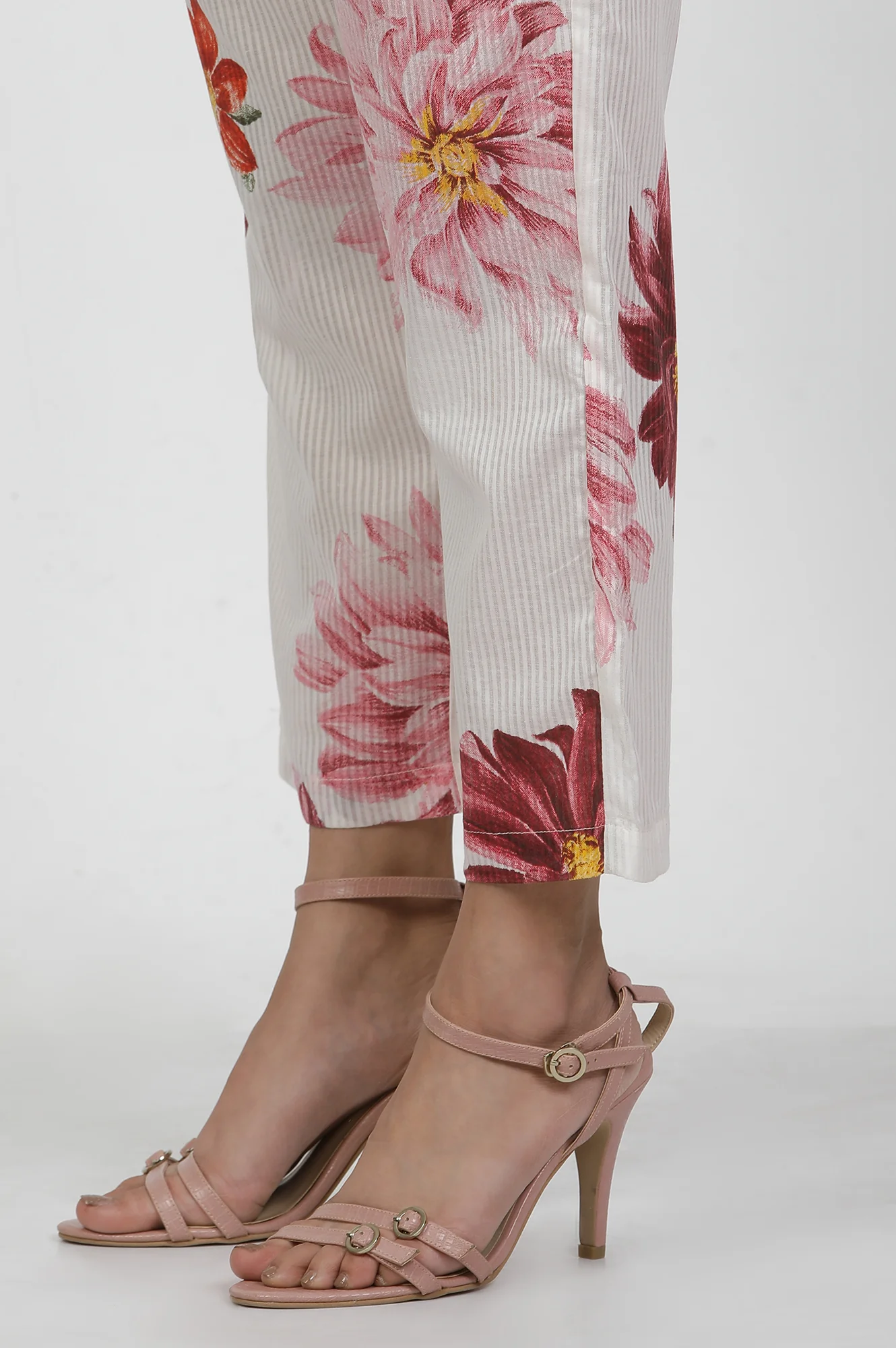 White Bold Floral Printed Kurta And Pants Co-Ord Set - Image 10