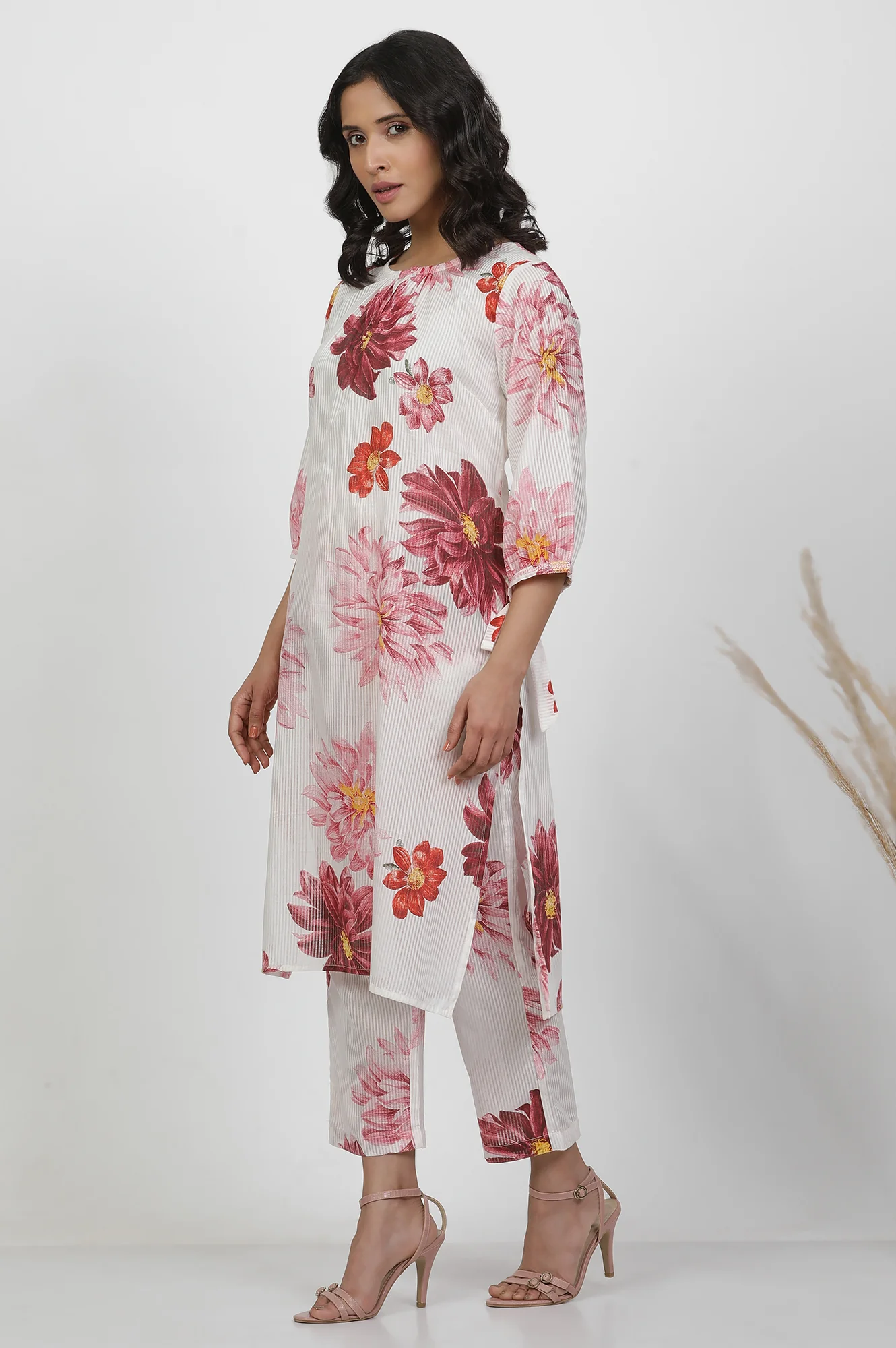 White Cotton Bold Floral Printed Kurta - Image 3