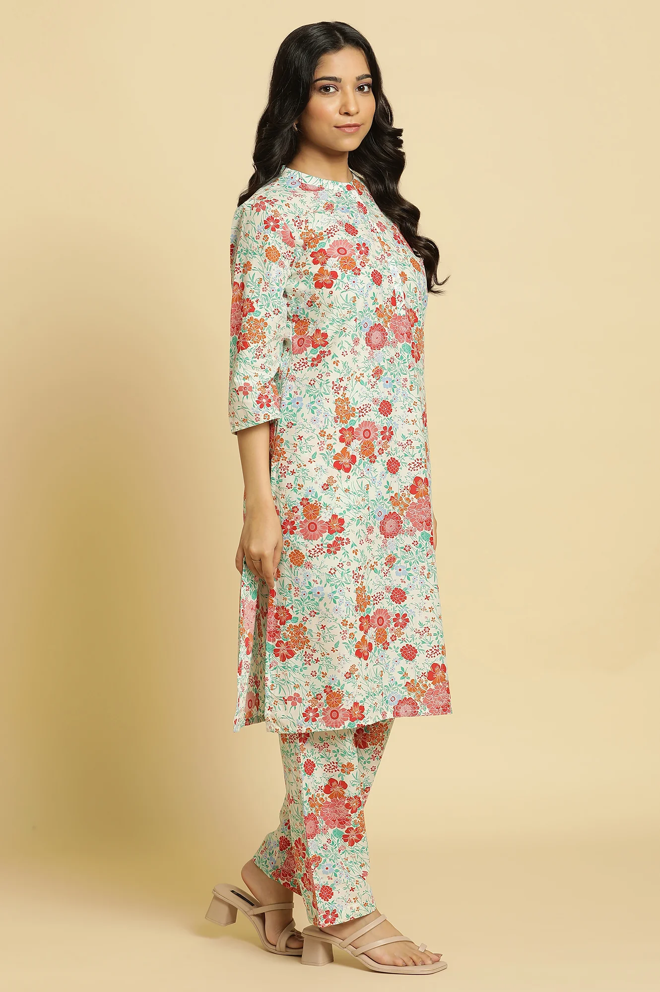 White Floral Printed Coordinated Kurta, Pants And Dupatta Set - Image 4