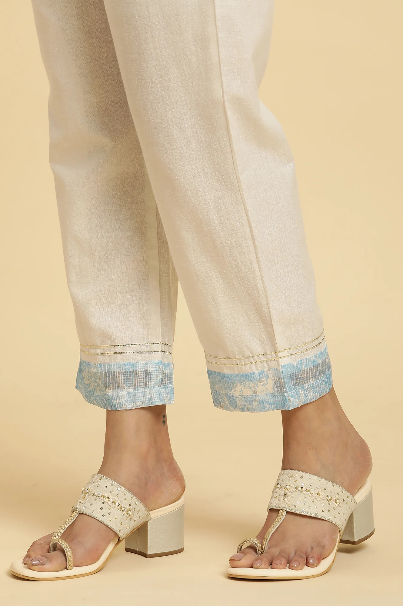 White Floral Printed Kurta And Pants Set - Image 10