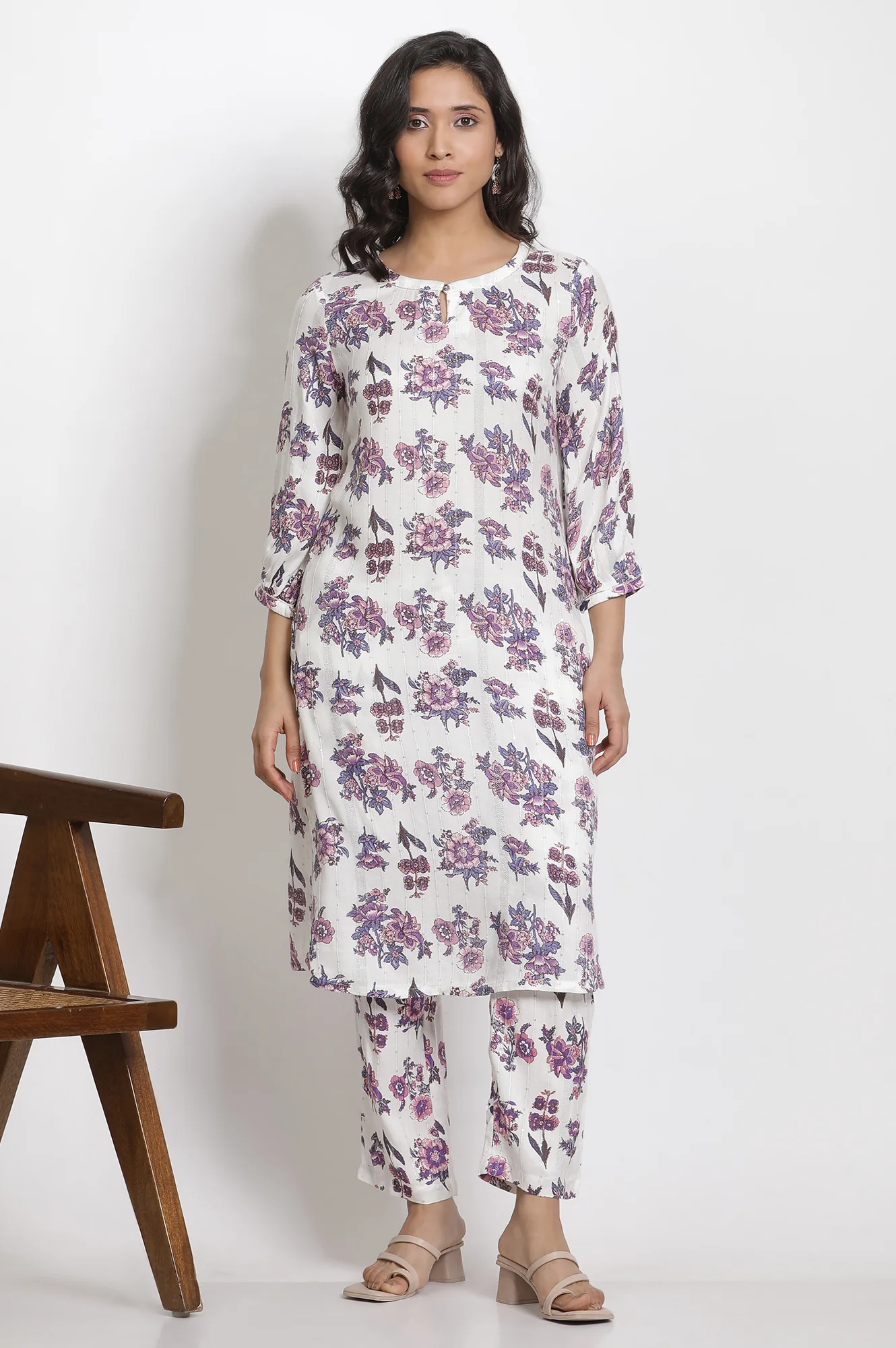 White Straight Floral Printed Kurta And Pants Set - Image 2