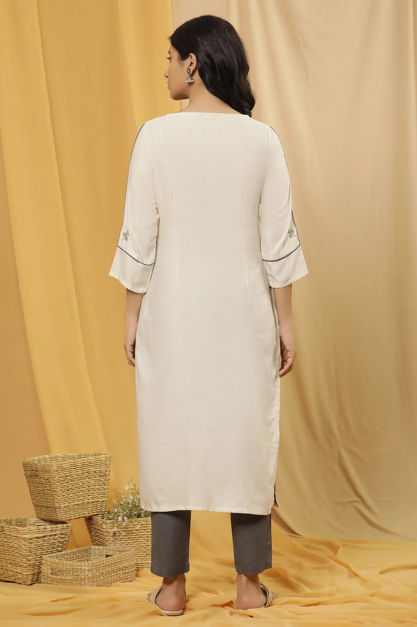 White Straight Printed Kurta And Pants Set - Image 4
