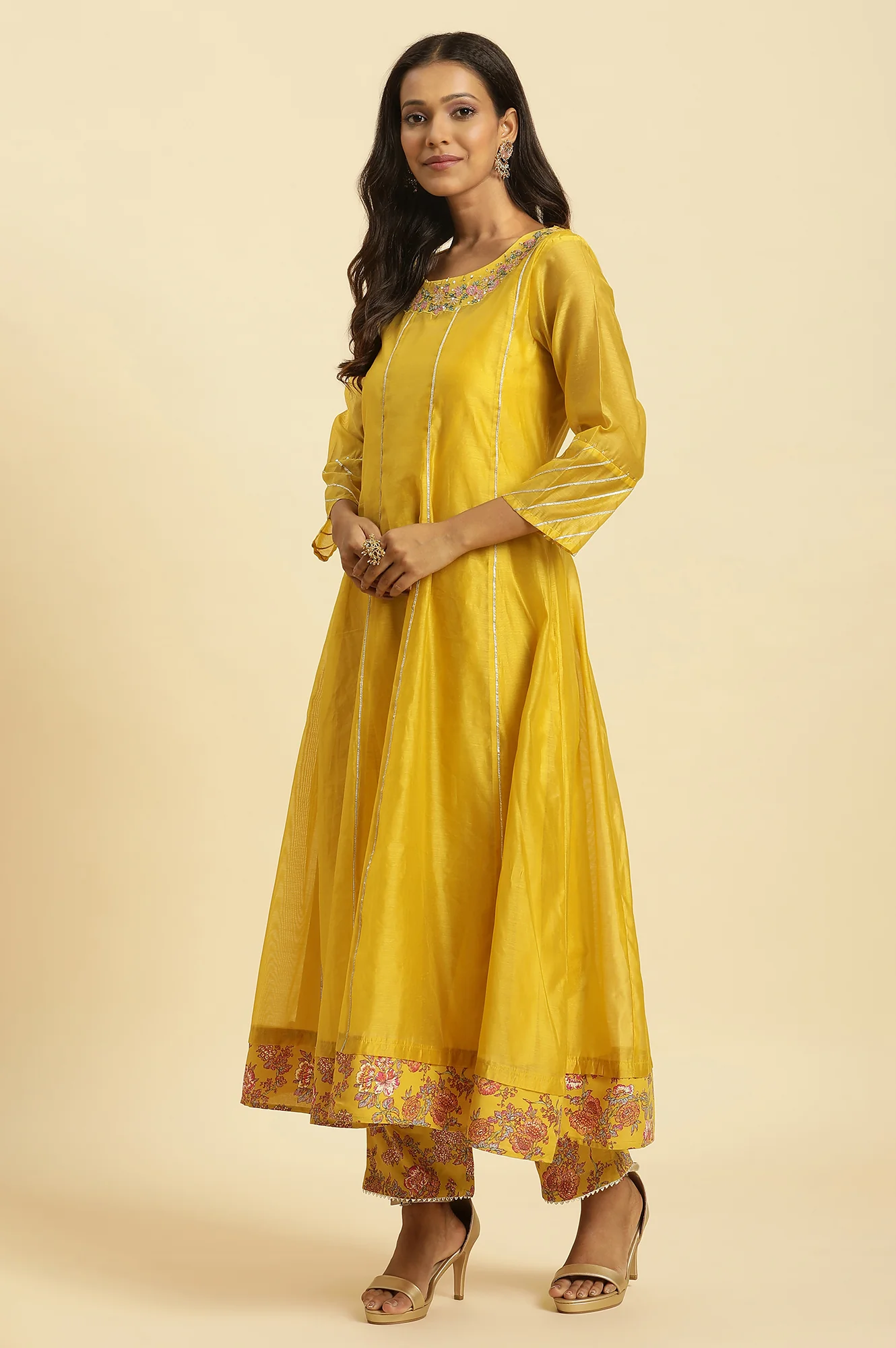 Yellow Chander Floral Printed Kurta, Pants And Dupatta Set - Image 3