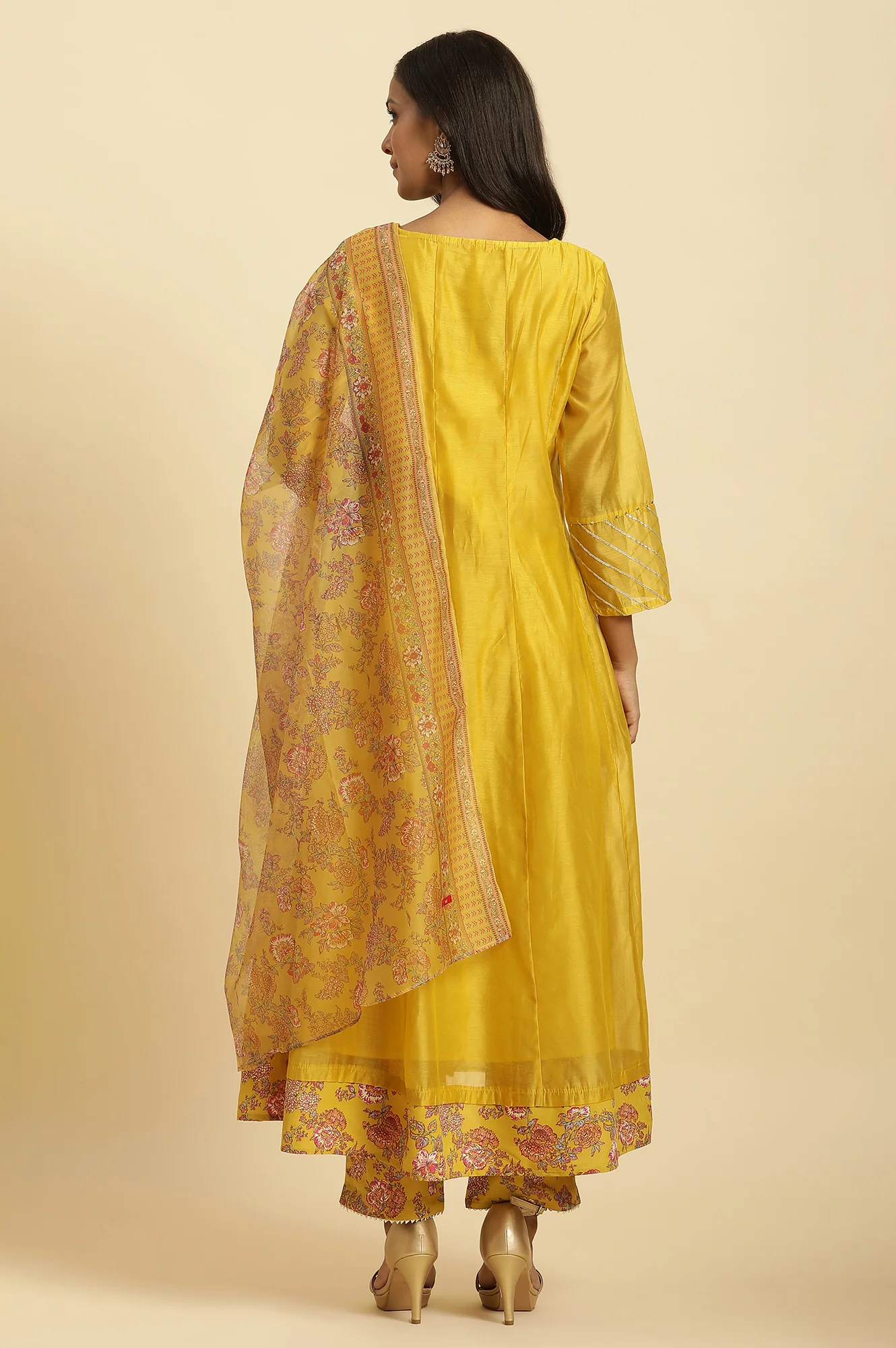 Yellow Chander Floral Printed Kurta, Pants And Dupatta Set - Image 4