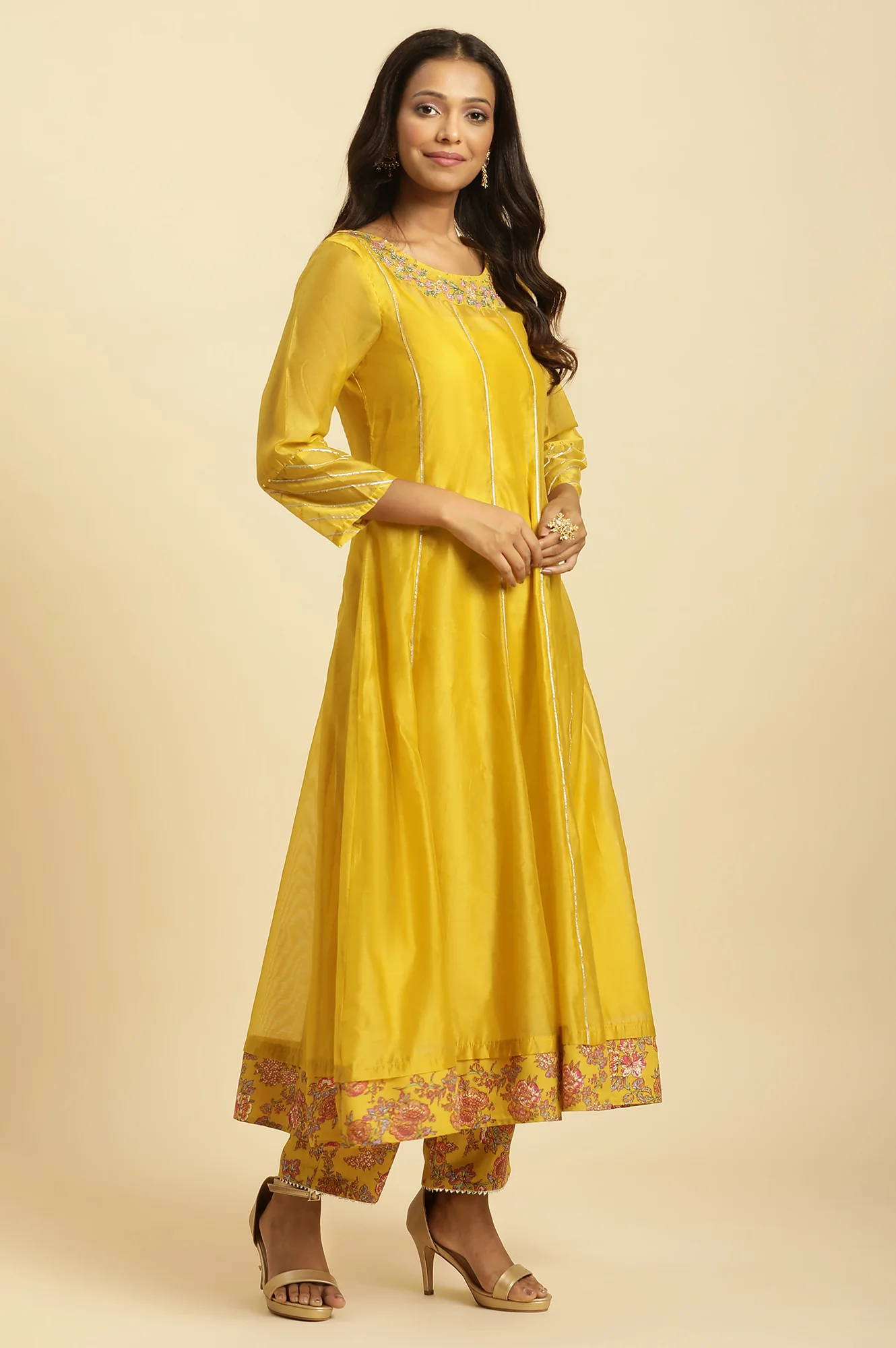 Yellow Chander Floral Printed Kurta, Pants And Dupatta Set - Image 5