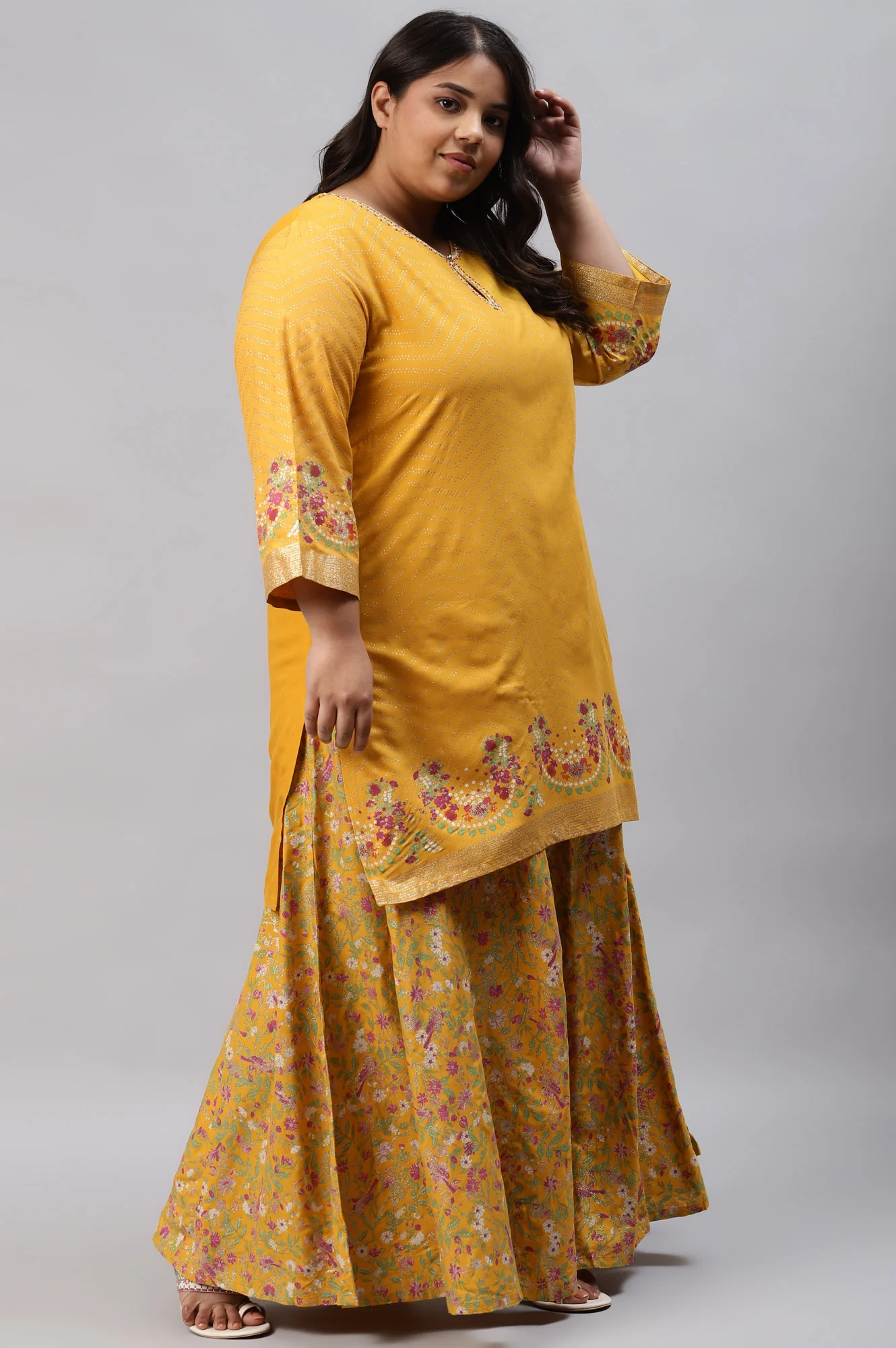 Yellow Embroidered kurta Wth Culottes And Pink Dupatta - Image 4
