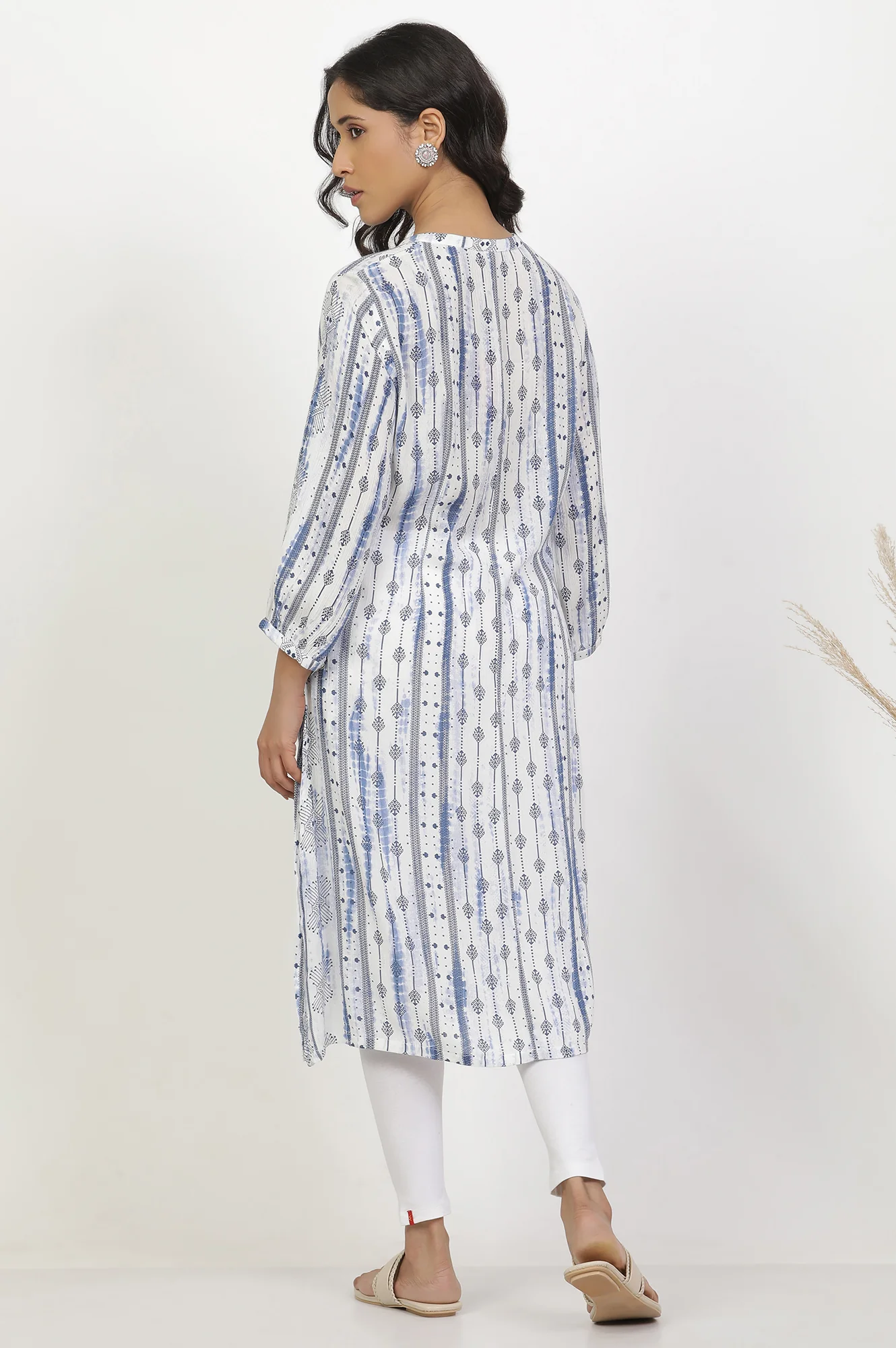 White And Blue Printed Kurta And Pants Set - Image 4