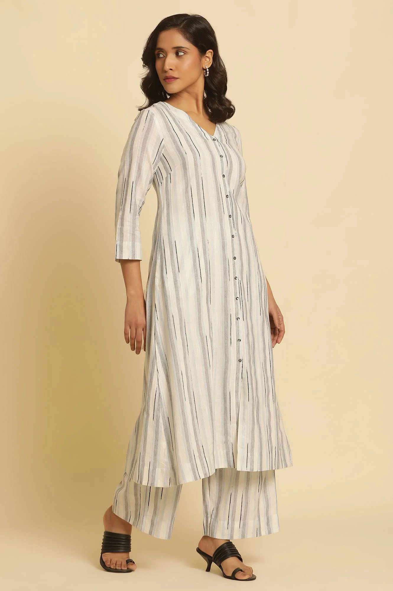 White Cotton Printed Kurta And Pants Set - Image 5