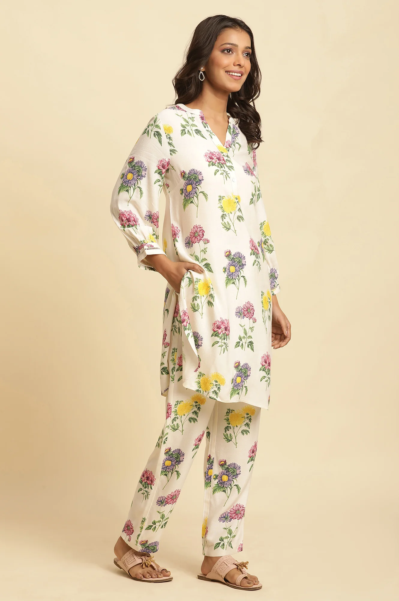 White Floral Printed Short Kurta And Pants Set - Image 3