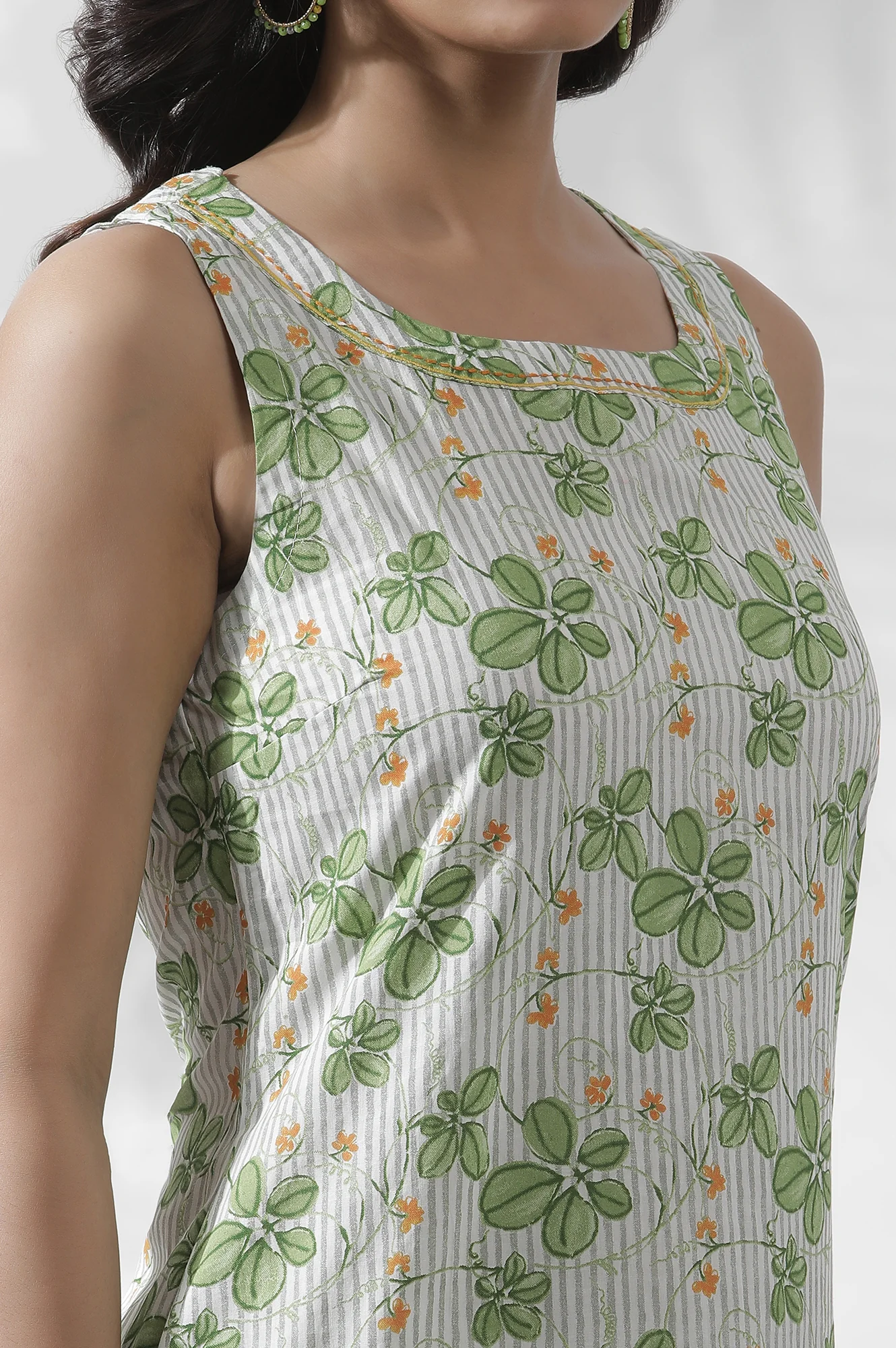White Floral Printed Sleeveless Cotton Kurta - Image 7