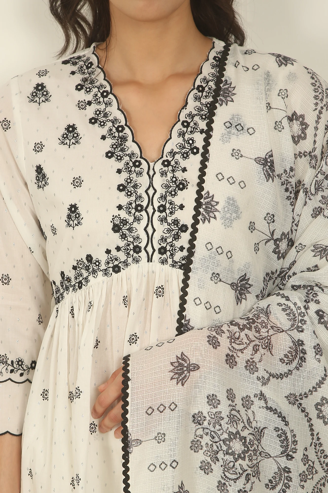 White Printed Thread Embroidered Chanderi Kurta, Pants and Kota Dupatta - Image 4