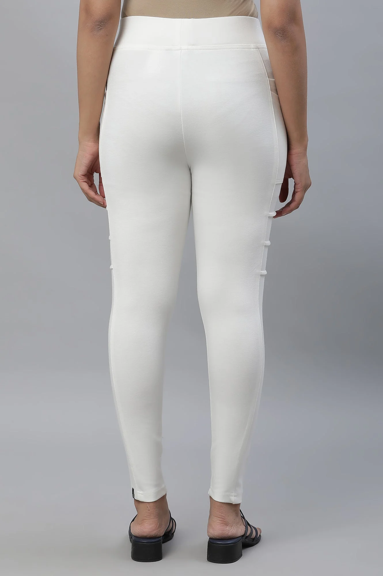 Elleven Women's White Solid Skinny Fit Yoga Tights With Side Pockets - Image 3