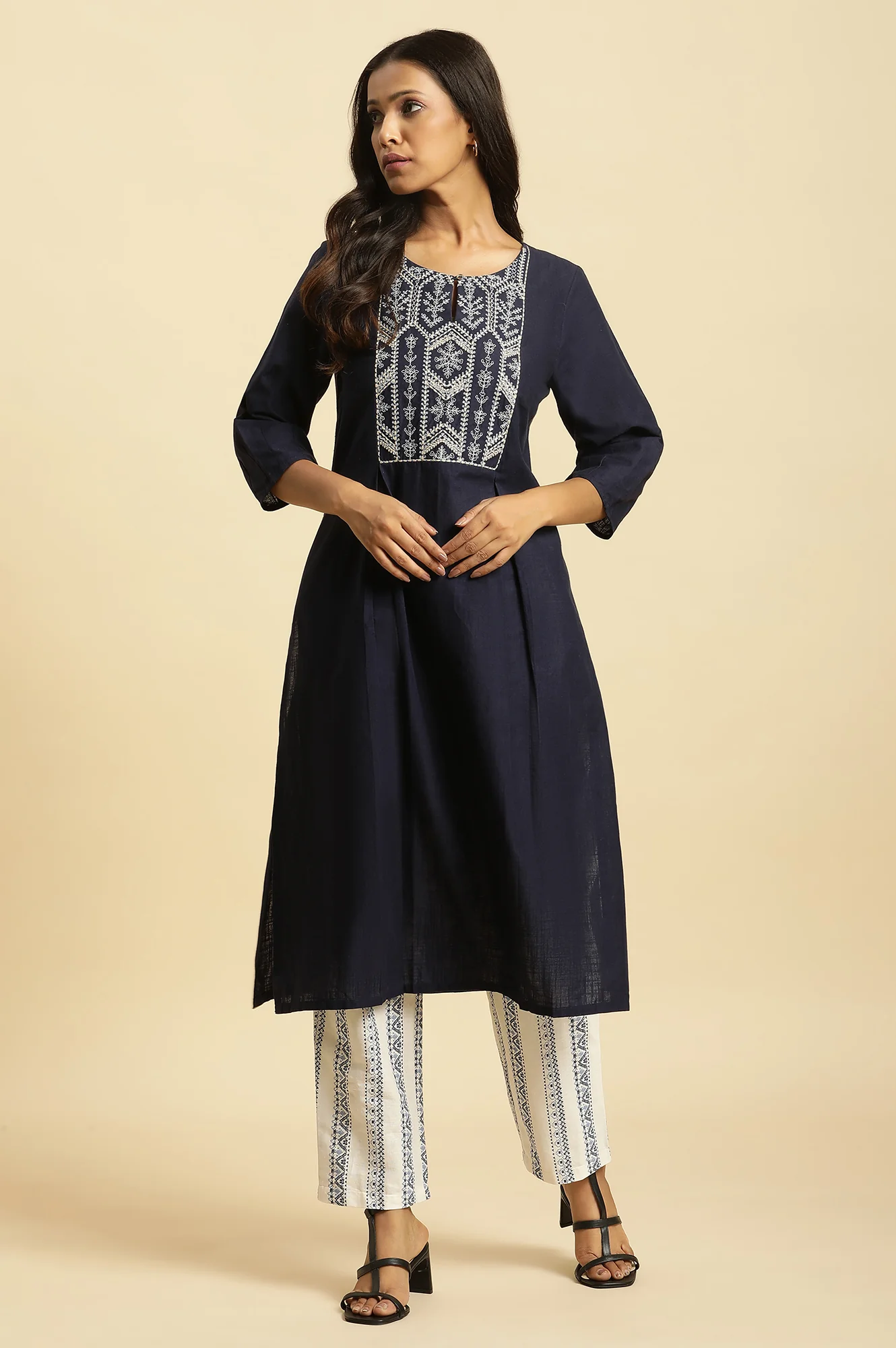 White Straight Pants With Blue Geometric Print - Image 5