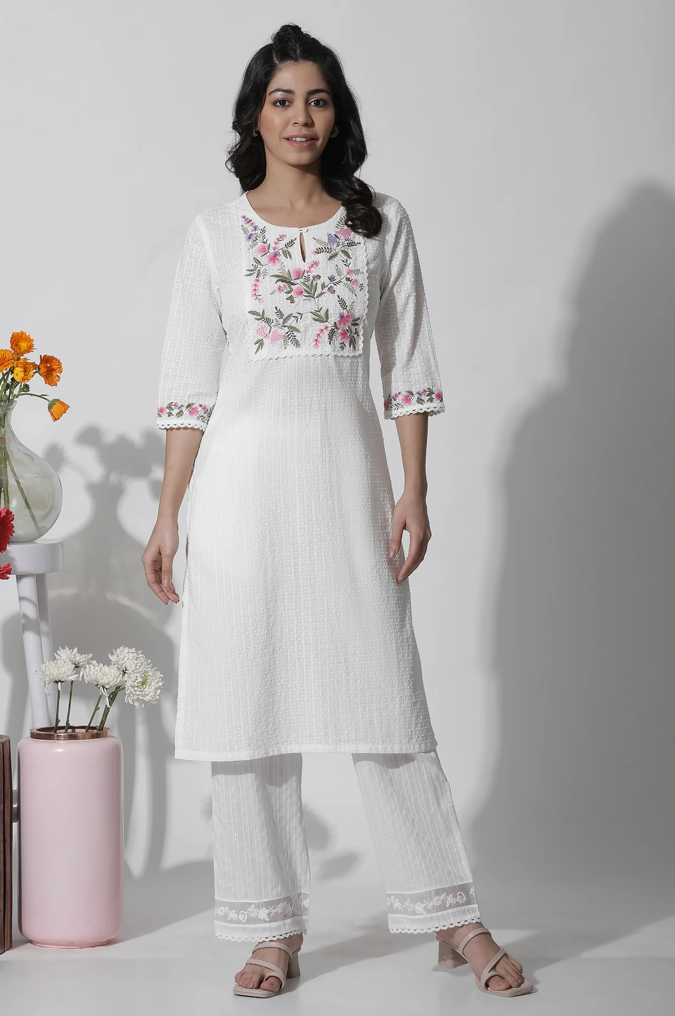 White Textured Cotton Embroidered Kurta - Image 2
