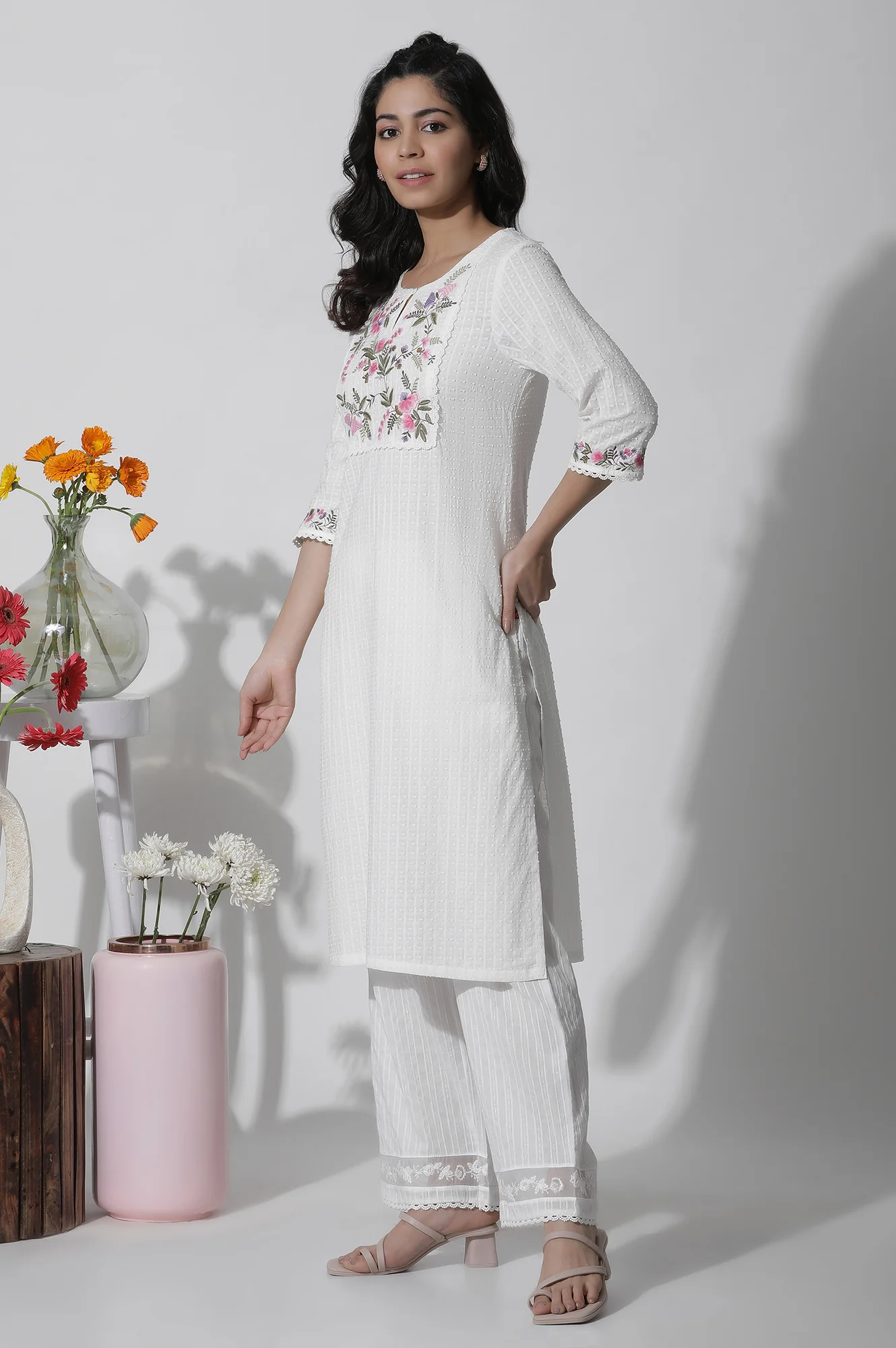 White Textured Cotton Embroidered Kurta - Image 3