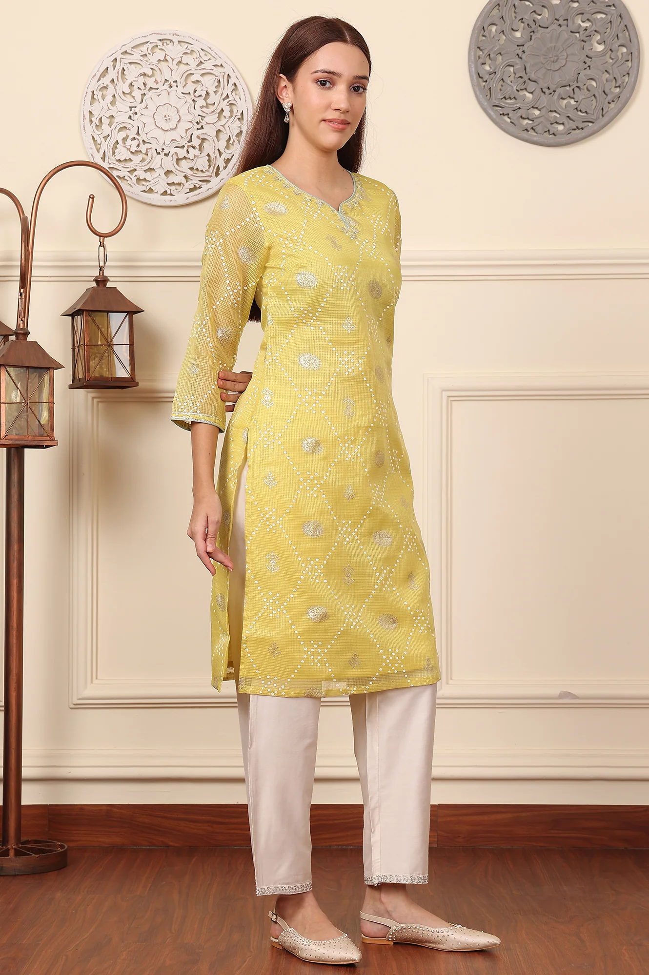 Yellow Foil Printed Kota Doriya Kurta With Zari Embroidered Neck - Image 4