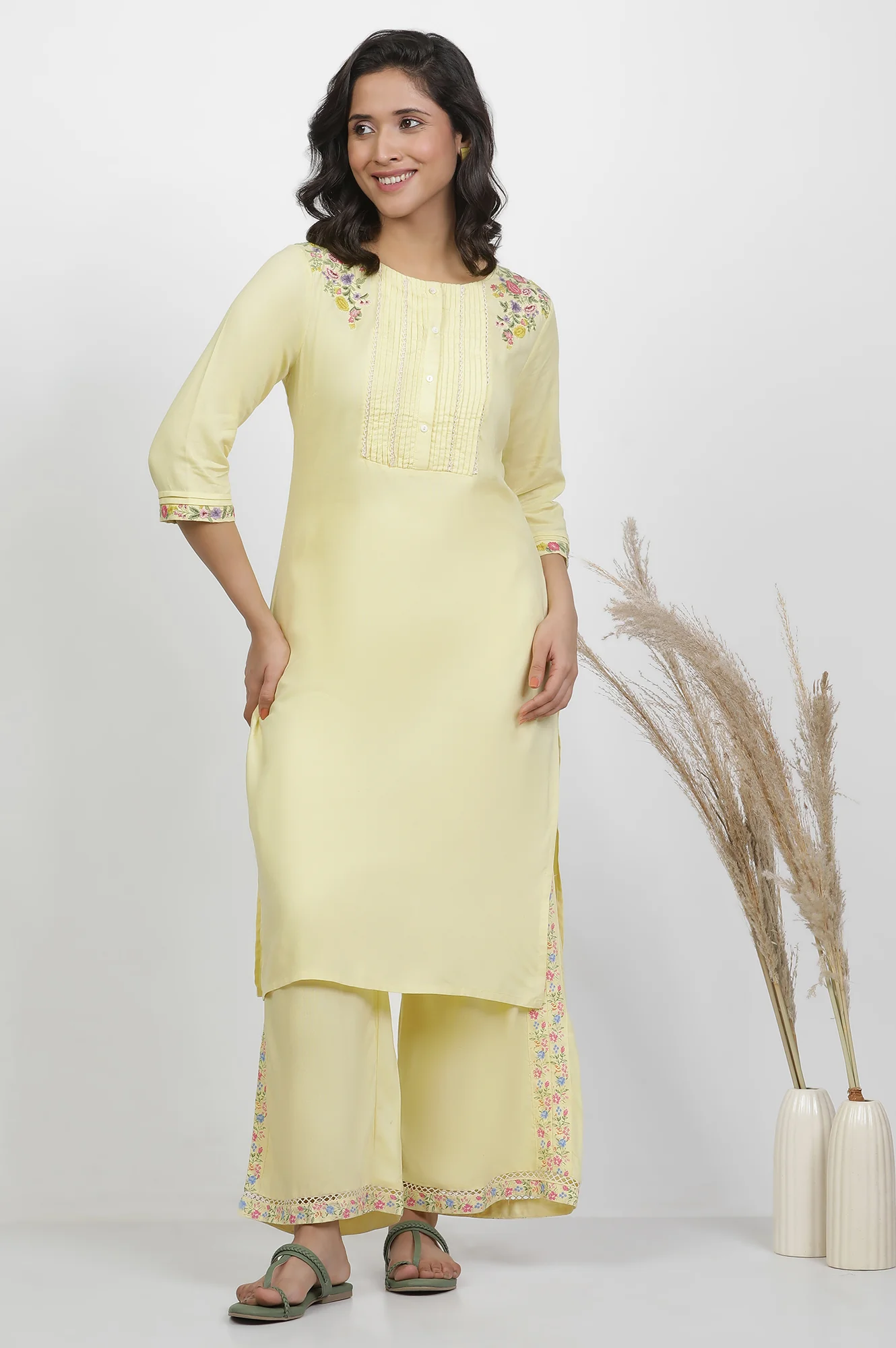 Yellow Solid Thread Embroidered Rayon Straight Kurta and Pants Co-Ord Set - Image 2