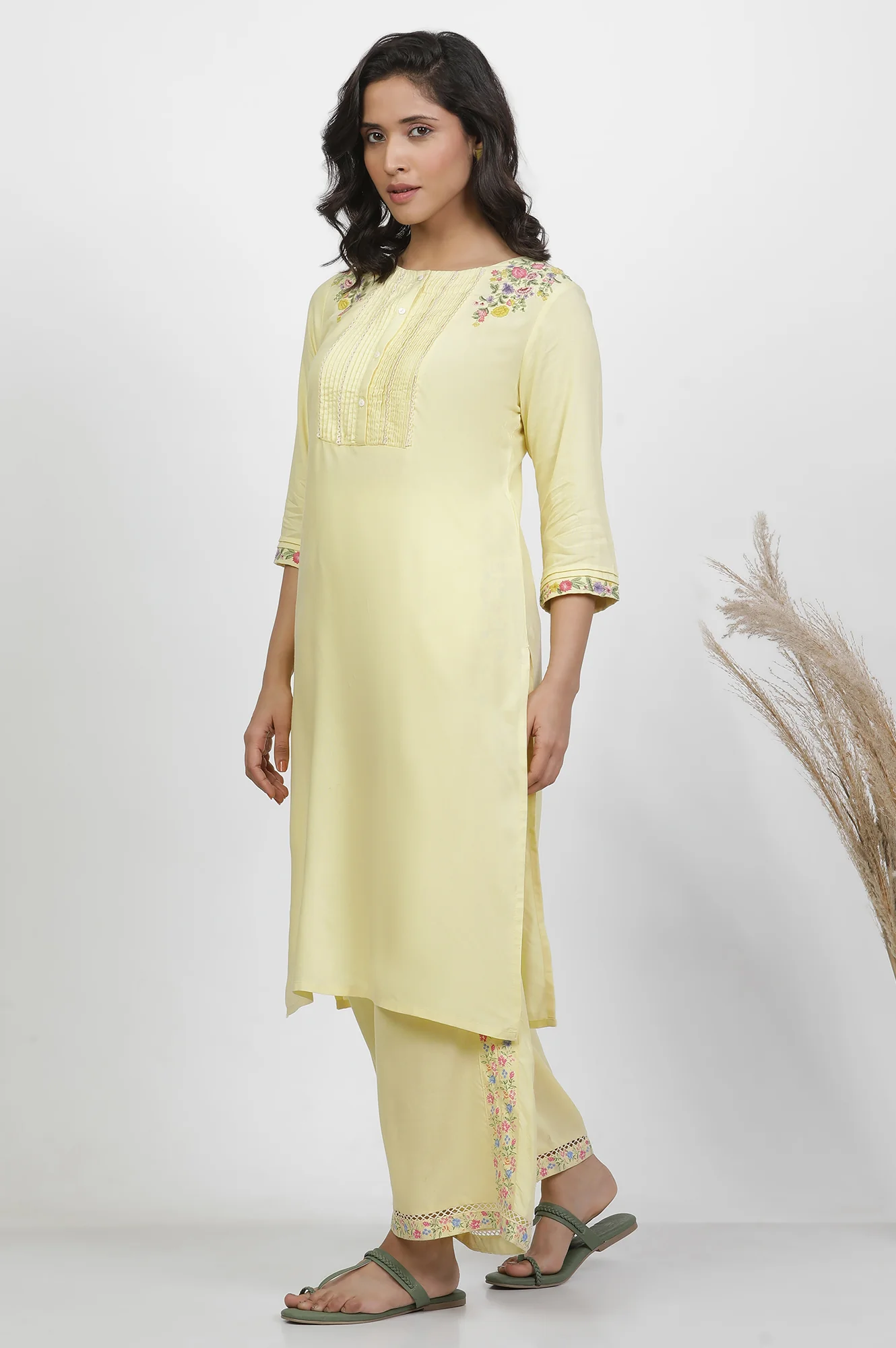 Yellow Solid Thread Embroidered Rayon Straight Kurta and Pants Co-Ord Set - Image 3