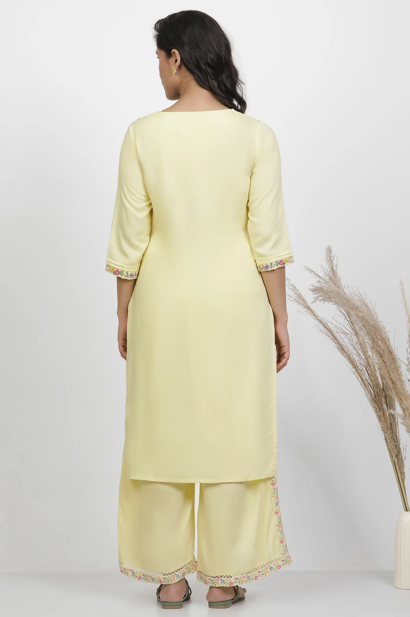 Yellow Solid Thread Embroidered Rayon Straight Kurta and Pants Co-Ord Set - Image 4