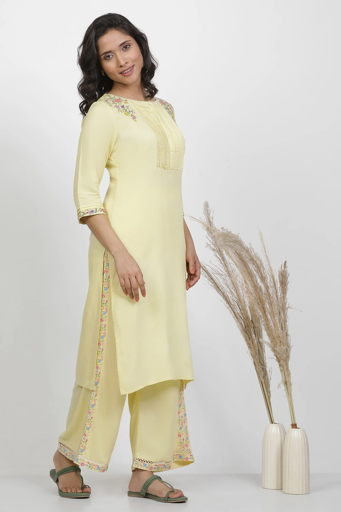Yellow Solid Thread Embroidered Rayon Straight Kurta and Pants Co-Ord Set - Image 5